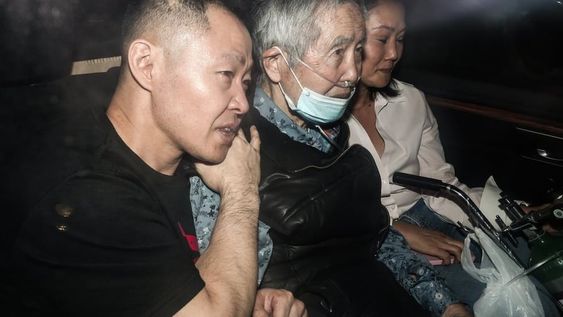 Alberto Fujimori, el expresidente de Perú acusado de matanzas y castraciones masivas durante su gobierno, fue liberado la jornada de ayer, miércoles 6 de diciembre, y fue acompañado de sus hijos Kenji y Keiko Fujimori.