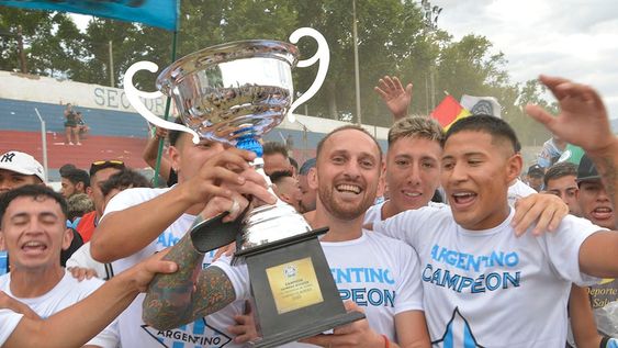 Herensperger, Almeida y Villalobos encabezan el festejo del Atlético Argentino, que recibió el trofeo en el campo de juego en medio de una invasión de fanáticos. Foto: Cristian Guzzo /  Los Andes