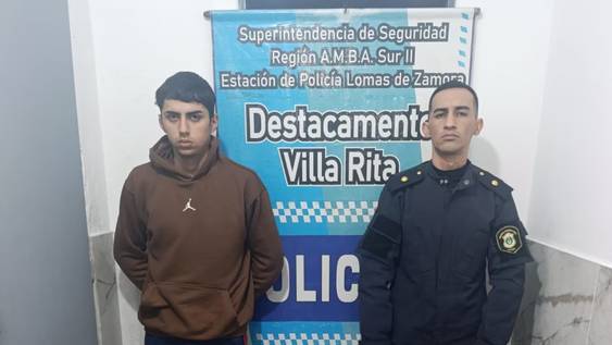 La Policía trasladó a Leonel M., padrastro de la víctima, a una dependencia policial para ser identificado y entrevistado en el marco de la investigación.