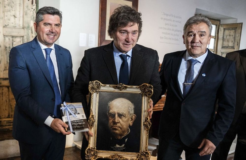 El presidente Javier Milei presentó el Plan  Nacional de Alfabetización en la provincia de San Juan y, en su discurso, sostuvo que las ideas de la izquierda que empobrecieron al país son las mismas que negaron y demonizaron a (Domingo Faustino) Sarmiento\. FOTO NA