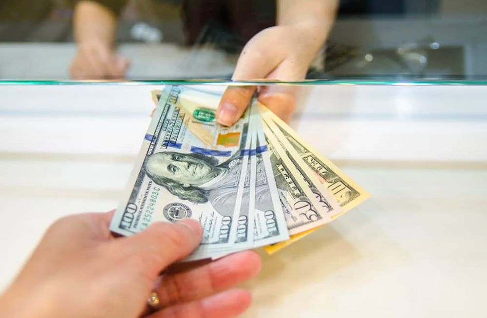 Varios ahorristas retiraron sus dólares del banco por el viral de que se venía un corralito.