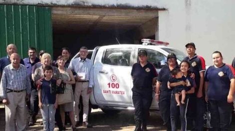 Los bomberos voluntarios de Itatí mostrando el ploteo con el nombre Santi Maratea en las puertas.