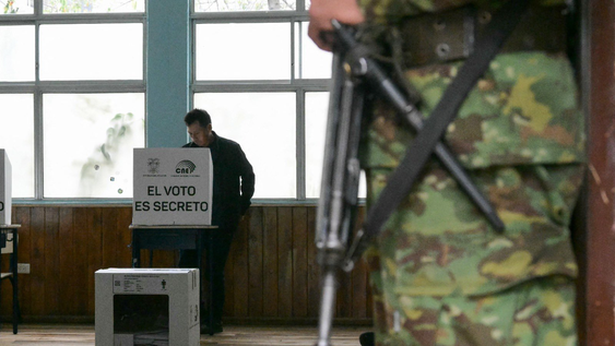 Ecuador: votación para el referéndum constitucional y la consulta popular.