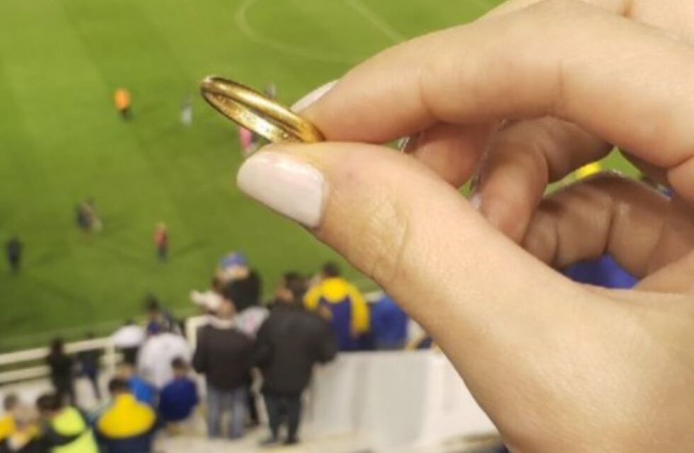 Una joven encontró un anillo de casados en la cancha y busca a su dueño.
