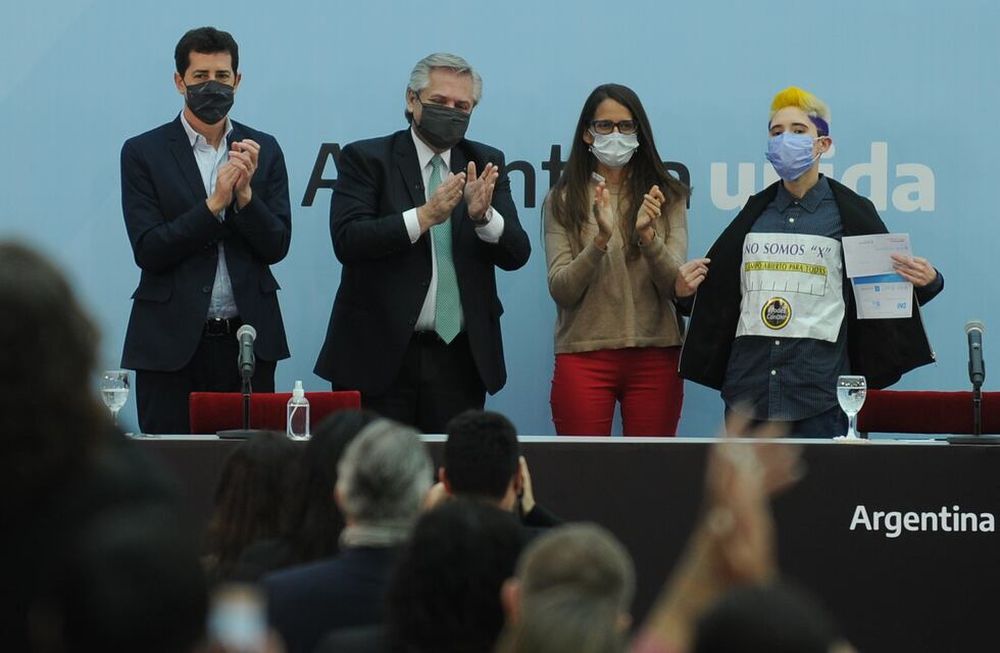 Museo del Bicentenario. El presidente Alberto Fernández durante la presentación del nuevo DNI para personas no binarias, junto a Eduardo Wado De Pedro y Elizabeth Gomez Alcorta. Foto Gentileza / Clarín