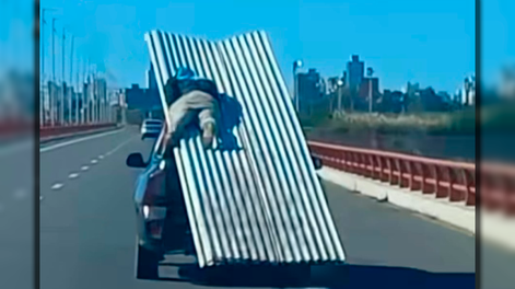 Un hombre viajaba sobre chapas en plena autopista y el video generó fuerte polémica.