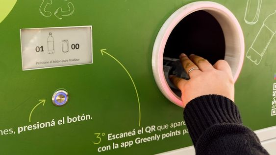 Maipú estrenó su innovador punto de Ecocanje en el edificio municipal