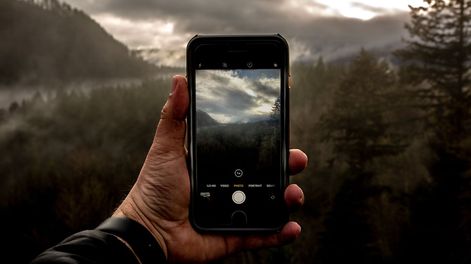 El primer consejo es buscar una buena imagen que transmita emociones. Otro, no menos importante, evitar a menos que sea necesario o vaya a una plataforma acorde, las fotos en formato vertical.
