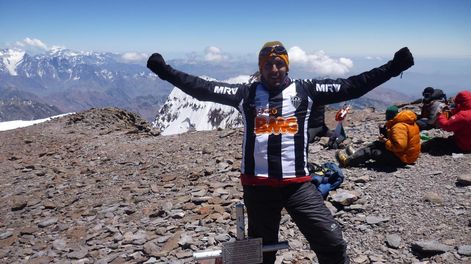Fernando Colobini en la cumbre del Aconcagua, con la camiseta del Atlético Mineiro.