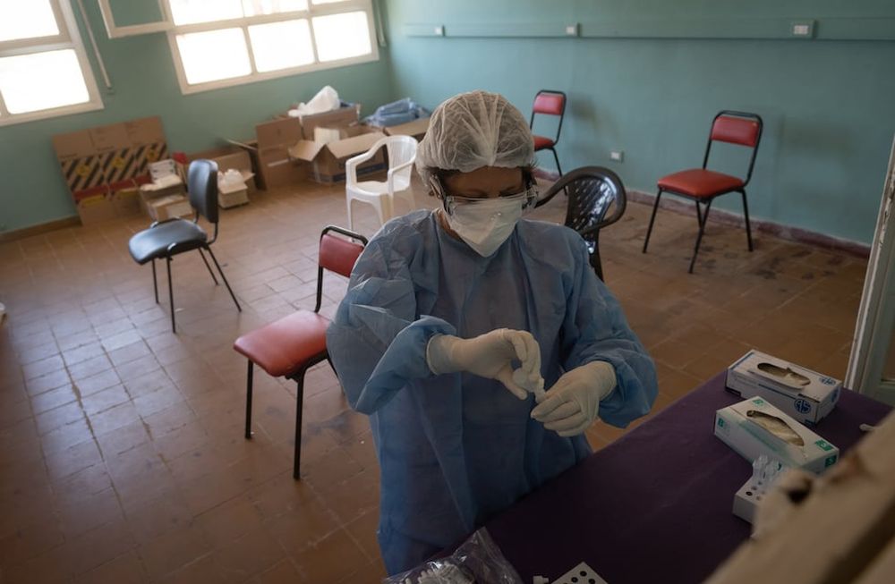 Hisopados DINAFContinúan los hisopados con alta positividad y mucha gente haciendo fila y esperando.  Foto: Ignacio Blanco / Los Andes