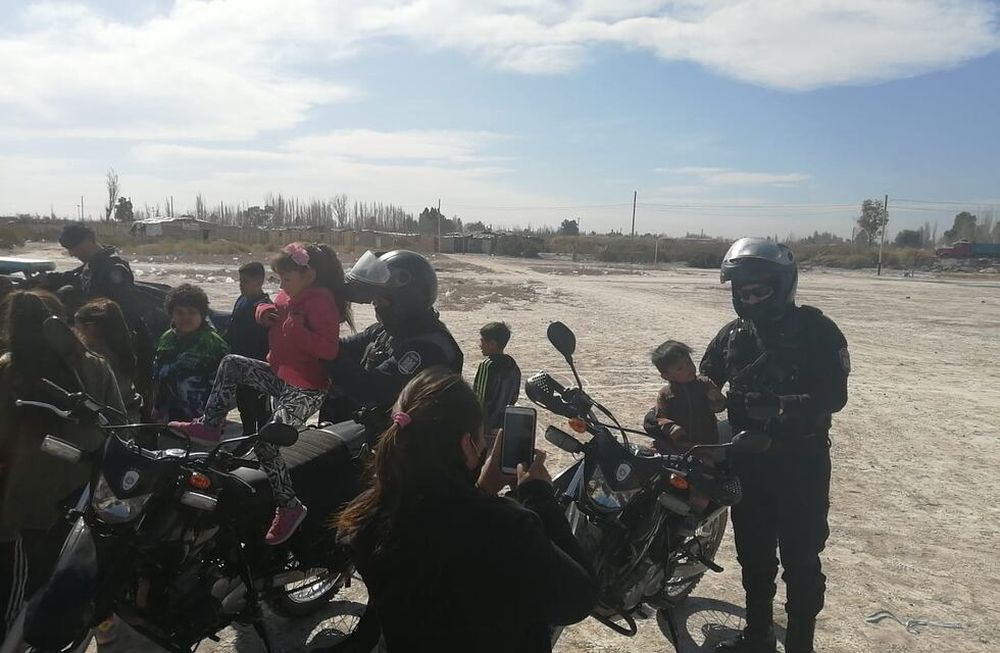 Policías de la Unidad Especial de Patrullaje festejaron el día del Niño en Guaymallén en una tarde llena de alegría. - Gentileza / Ministerio de Seguridad