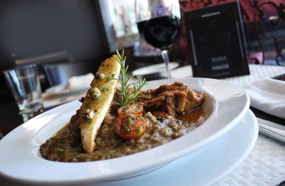 Probá este exquisito osobuco al disco con risotto de hongos