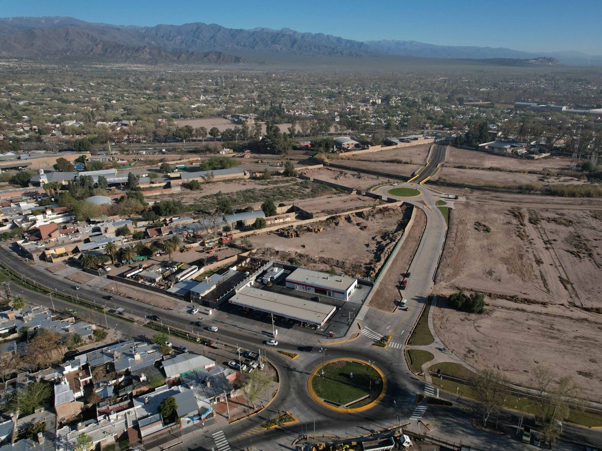 La nueva traza vial que conecta el Carril Mathus Hoyos con calle Mitre y que, a través de un nuevo puente sobre el canal Cacique Guaymallén, permite una vinculación directa con la Costanera Norte, en Las Heras