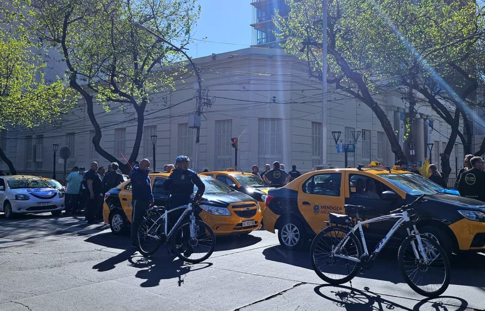Las protestas recientes de los taxis contra las plataformas de transporte llegaron hasta la Legislatura.