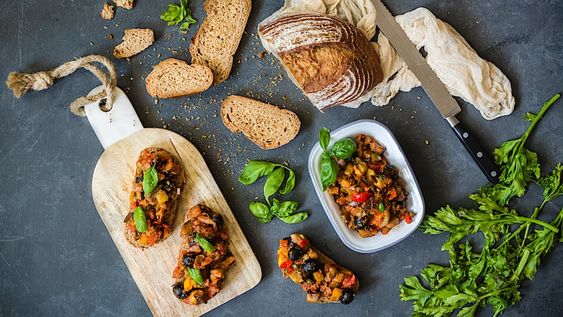 Opciones clásicas, vegetarianas y libres de gluten para aprovechar la temporada con las mejores preparaciones para las deliciosas bruschettas.