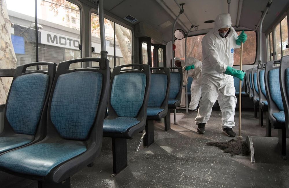 Desinfecciones. Las unidades del transporte público son desinfectadas a diario para evitar que haya una posible transmisión del virus a los pasajeros.