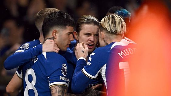 Fútbol - Premier League - Chelsea v Manchester United - Stamford Bridge, Londres, Gran Bretaña - 4 de abril de 2024Conor Gallagher, del Chelsea, celebra el primer gol de su equipo con sus compañeros Foto NA: REUTERS/Dylan Martinez