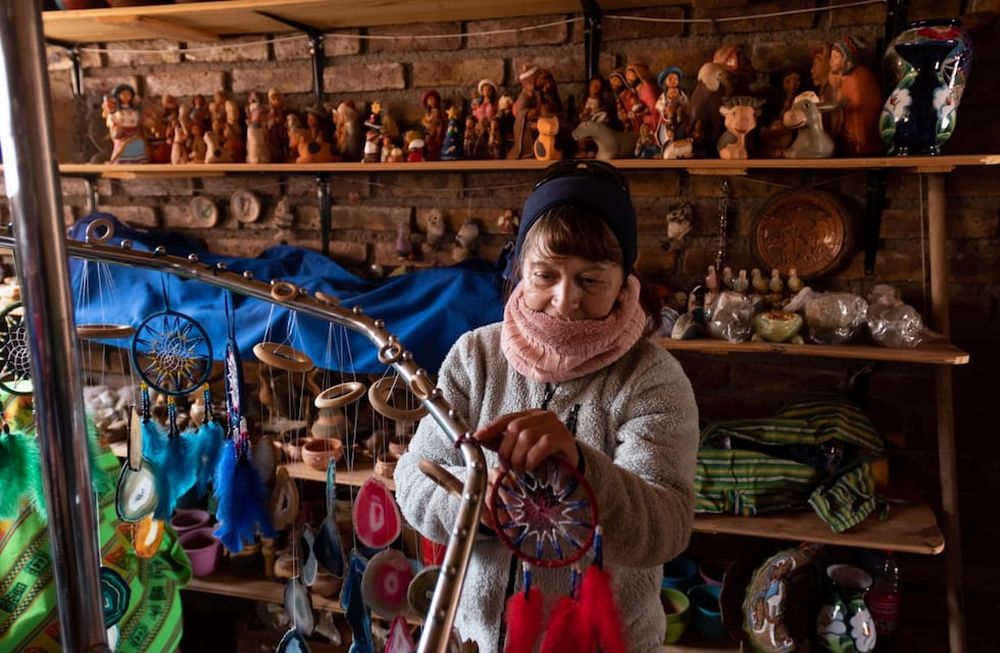 La artesana que vive al pie del Aconcagua pasa sus días tejiendo y haciendo pan