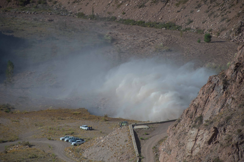 Apertura de compuertas en el dique Potrerillos