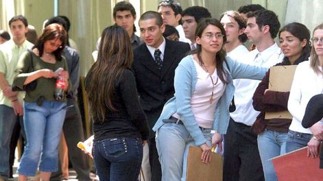 Por los bajos salarios, más mendocinos que tienen empleo buscan otro