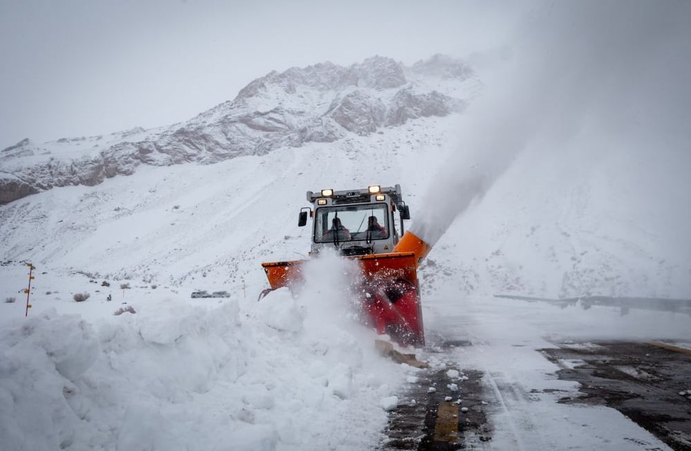 En alta montaña se produjeron intensas nevadas y el Paso internacional Cristo Redentor se encuentra cerrado. Vialidad Nacional trabaja día y noche para despejar la ruta 7 y así poder habilitar el paso. Foto: Ignacio Blanco / Los Andes