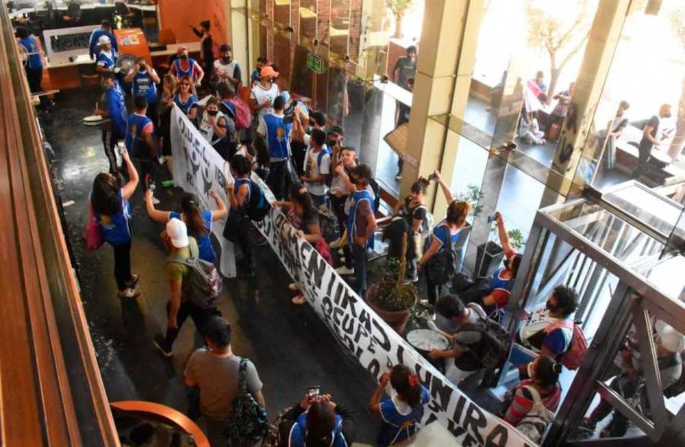 Manifestantes irrumpieron en las inmediaciones del Río Negro e hicieron destrozos.