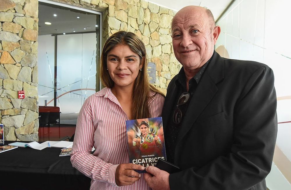 Cicatrices de la Vida, un libro que cuenta la historia de vida de la boxeadora Yésica Marcos, escrito por el periodista deportivo Roberto Suarez. Foto: Mariana Villa  / Los Andes