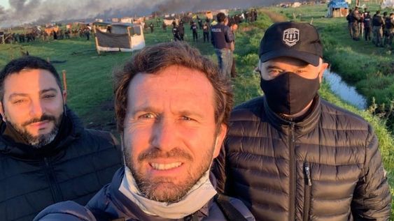 La selfie del fiscal Condomí Alcorta en el desalojo de Guernica.