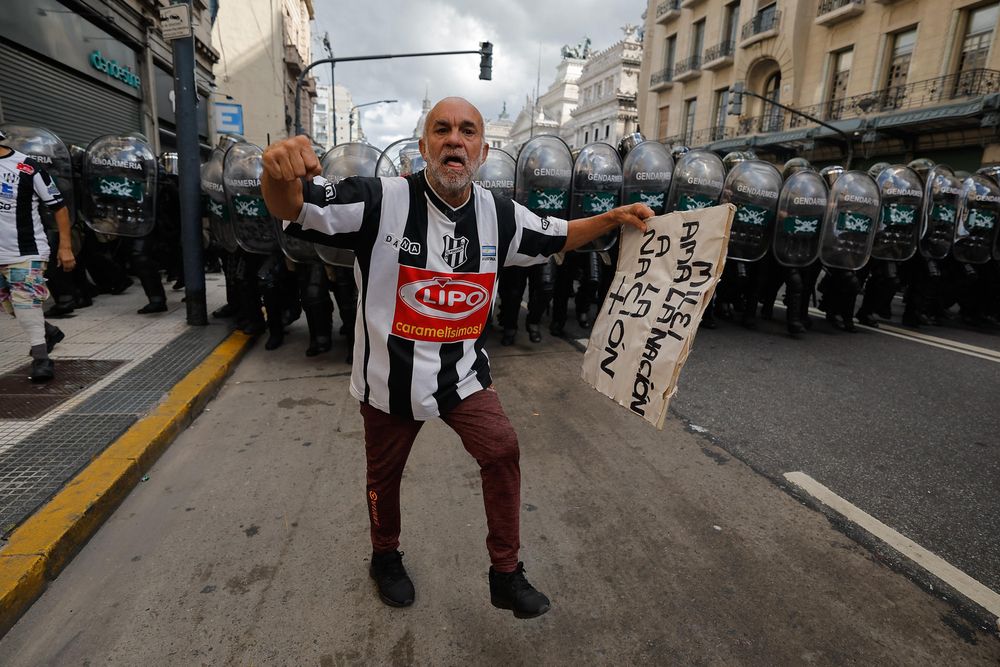 Una persona sostiene un cartel durante una manifestación este miércoles, frente al Congreso de la Nación.