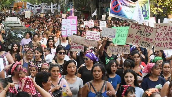 Marcha 8 M en conmemoración del día internacional de la mujer. Miles de mujeres caminaron por las calles de la Ciudad portando carteles, letreros, pancartas y banderas para hacer valer sus derechosFoto:José Gutierrez / Los Andes