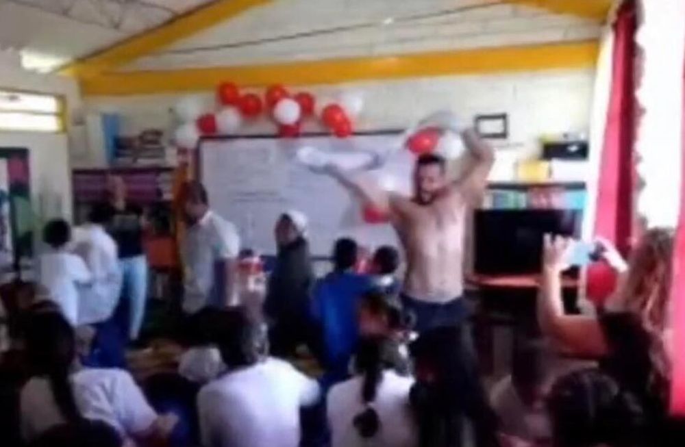 En el video se observa que el hombre realizó movimientos atrevidos, mientras los menores de edad se reían y lo observaban. Gentileza: El País Cali.