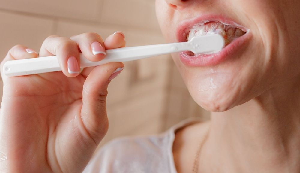 Según expertos en odontología y microbiología, cepillarse antes o después de desayunar puede tener consecuencias distintas en la salud bucal y general.