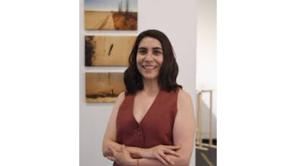 Fabiana Pereira, junto a su obra, en el Salón Regional de Artes Visuales Vendimia, en el ECA.