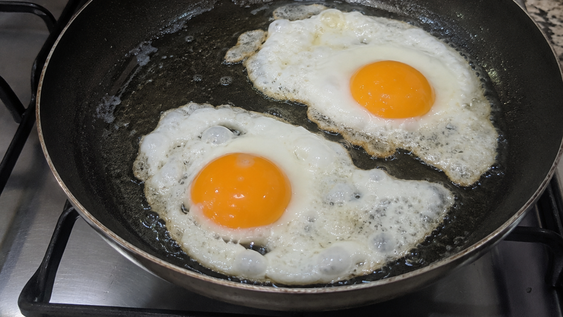 los cocineros coinciden: para que los huevos no se peguen no hace falta que la sarten tenga aceite
