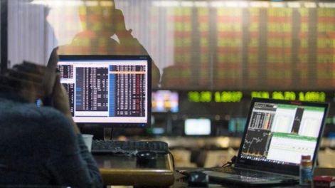 El Riesgo País baja a 486 puntos en plena renovación de deuda por $9,4 billones