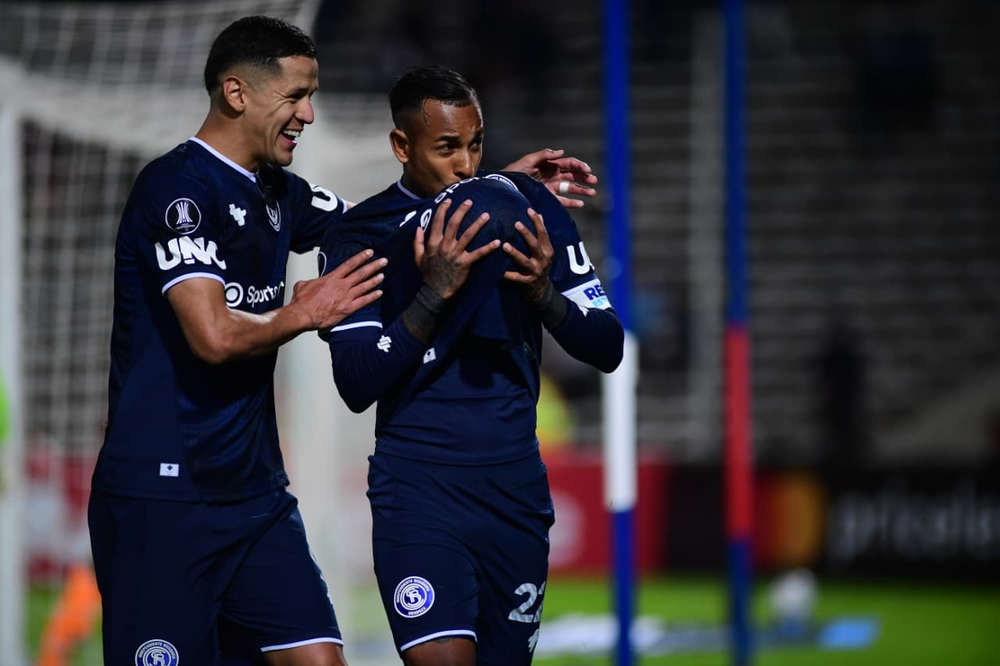 Sebastián Villa festeja su gol de penal junto al paraguayo Alex Arce, en el duelo que Independiente Rivadavia está venciendo al conjunto venezolano. 