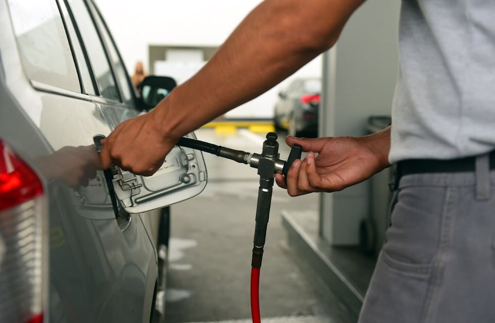 Llenar un tanque de gas natural comprimido de 60 litros tiene un costo de $ 2.398, volumen que rinde 100 kilómetros en ciudad.