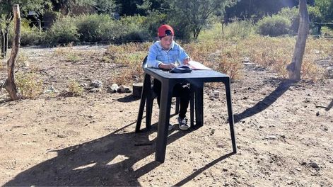 El adolescente aprovecha el calor del sol antes de que las bajas temperaturas lo refugien en su casa, sin servicios públicos. Foto: La Nación