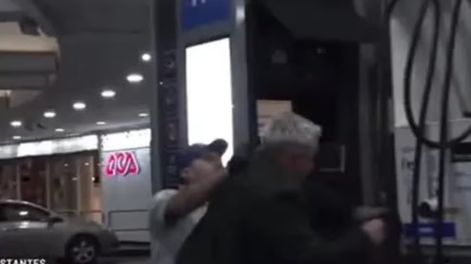 Un trabajador de YPF le pegó a un periodista en vivo. Gentileza: TN.
