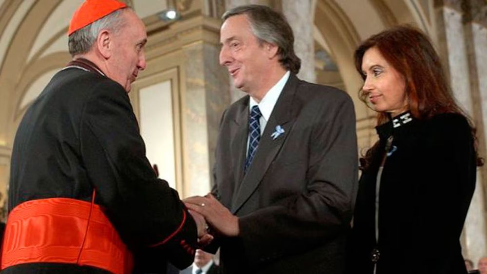 Bergoglio, en su época de arzobispo de Buenos Aires, junto al entonces presidente Néstor Kirchner y su esposa Cristina Fernández Bergoglio, en su época de arzobispo de Buenos Aires, junto al entonces presidente Néstor Kirchner y su esposa Cristina Fernández