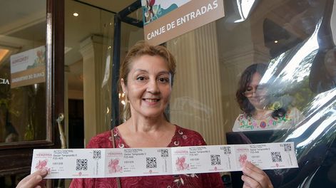 Comenzó el miércoles el canje de entradas y la venta de remanente para el Acto Central (sábado 4 de marzo) y las dos repeticiones de la Fiesta Nacional de la Vendimia 2023, en el Teatro Independencia.En la foto, Karen Muñoz canjea su entrada anticipada para la Vendimia Foto: Orlando Pelichotti