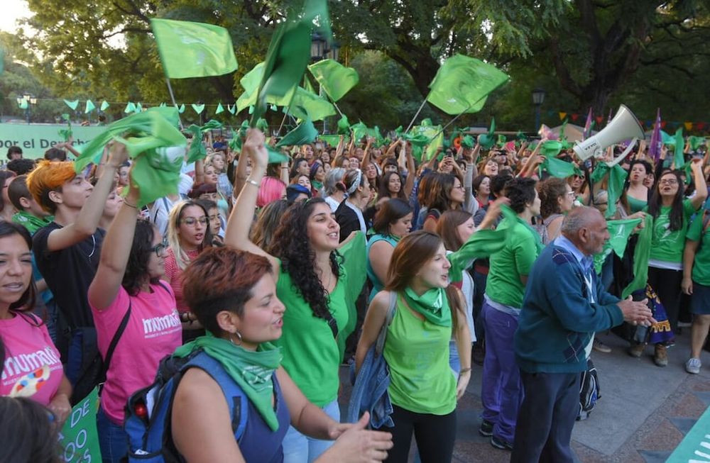 Realizaron en Mendoza un pañuelazo en apoyo a la despenalización del aborto