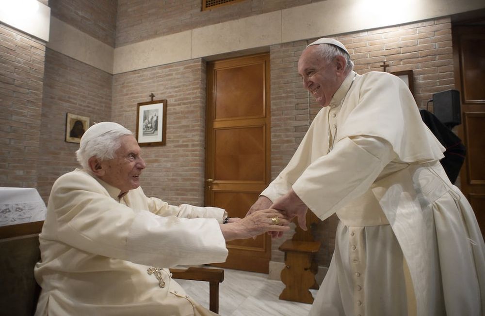 El papa emérito Benedicto XVI falleció a los 95 años y Francisco presidió la ceremonia del funeral en un hecho único en la historia del catolicismo: que un máximo pontífice despida a otro.