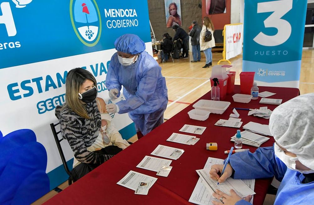 En el centro de vacunación del estadio Polimeni de Las Heras se estuvo vacunando a los mayores de 18 años. Foto: Orlando Pelichotti / Los Andes