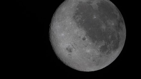 Una nueva fotografía muestra la cara visible de la Luna a la derecha (la que vemos desde la Tierra, identificable por sus manchas oscuras) y su cara oculta a la izquierda. La tripulación de Artemis II es la primera en observar la cara oculta con ojos humanos.