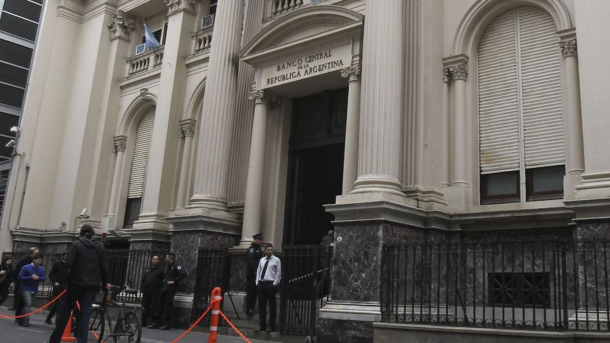 La dura medida del Banco Central que afecta a los bancos y busca contener la presión sobre el dólar