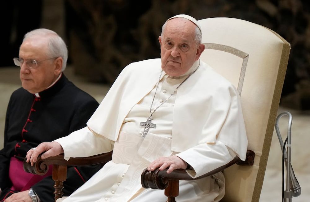 El papa Francisco durante su audiencia semanal en el salón Pablo VI, en el Vaticano, el 28 de febrero de 2024. En un mensaje grabado enviado a una asociación de jueces argentinos, el sumo pontífice cuestionó el miércoles 28 de febrero de 2024 el sistema de mercado y de ganancias, en una muestra de las diferencias conceptuales existentes con el presidente ultraliberal Javier Milei, con quien se reunió a mediados de febrero. (AP Foto/Andrew Medichini)