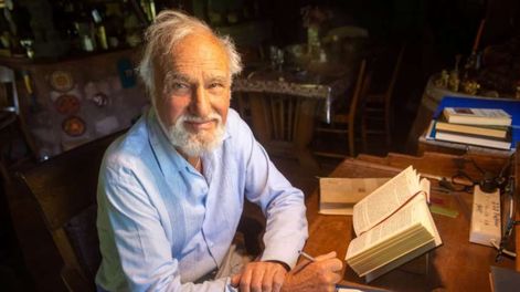 Los Andes | Julio Ozán Lavoisier (80), el mendocino que es un pensador de referencia en Oriente y estrenará su documental sobre la tradición hindú. Foto; Ignacio Blanco / Los Andes.