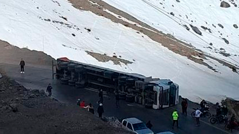 Los Andes | Volcó un camión en los Caracoles de Chile. Foto: X / @VALLEOVA