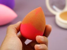 Una esponja de maquillaje limpia, mantiene una piel más sana y sin gérmenes.